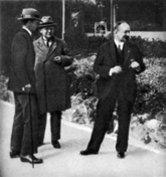 М. М. Литвинов (2-й слева), В. В. Воровский, Г. В. Чичерин. 1922 М. М. Литвинов (2-й слева), В. В. Воровский, Г. В. Чичерин. 1922